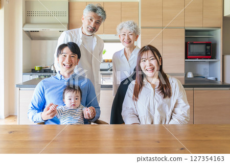 三代家庭圍著嬰兒微笑 127354163