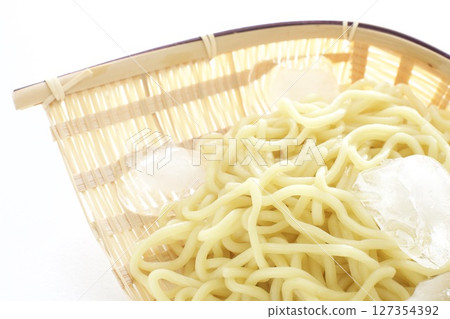 用濾鍋盛裝的冷面 127354392