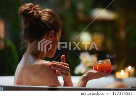 Relaxing Body Scrub Ritual in a Home Spa 127354525