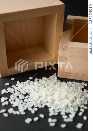 一點灑出來的米飯和兩個空的量杯 127354919