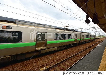 JR北海道，苫小牧站至南千歲站的當地火車場景（2023年夏季） 127355060