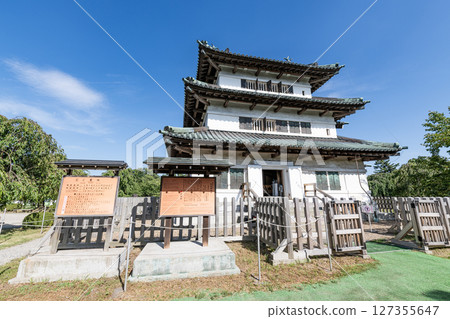 夏日藍天下的東北地區唯一倖存的天守閣弘前城 夏日藍天下的東北地區唯一倖存的天守閣弘前城 127355647