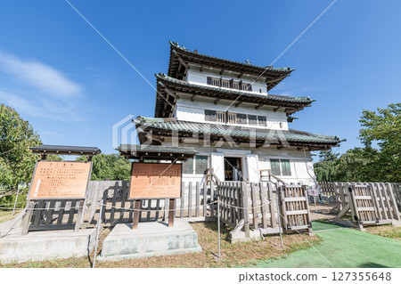 Hirosaki Castle, the only surviving castle tower in the Tohoku region, under a summer blue sky 127355648