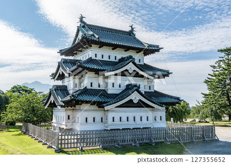 夏日藍天下的東北地區唯一倖存的天守閣弘前城 夏日藍天下的東北地區唯一倖存的天守閣弘前城 127355652