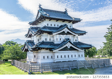 夏日藍天下的東北地區唯一倖存的天守閣弘前城 127355653
