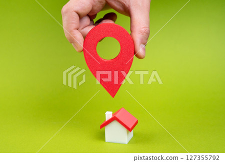 Red location indicator above the house. Location and infrastructure. Booking overnight stays. 127355792