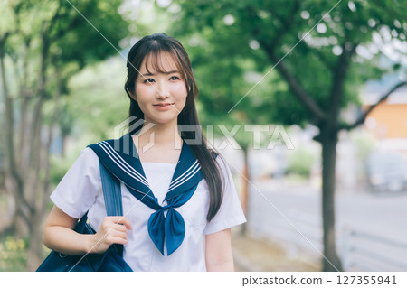 穿著夏裝去上學的高中女生 127355941