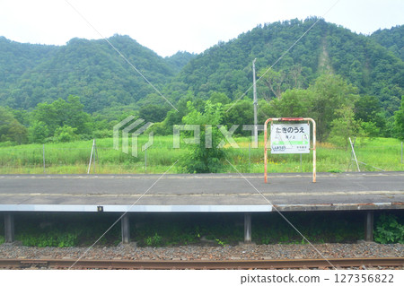 A view of a local train on JR Hokkaido's Sekisho Line from Oiwake Station to Shin-Yubari Station (Summer 2023) 127356822