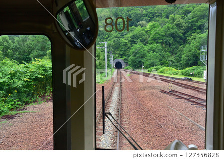 A view of a local train on JR Hokkaido's Sekisho Line from Oiwake Station to Shin-Yubari Station (Summer 2023) 127356828