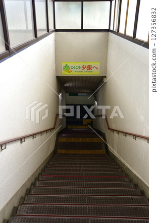 A view of a local train on JR Hokkaido's Sekisho Line from Oiwake Station to Shin-Yubari Station (Summer 2023) 127356832