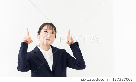 女商人，年輕女子，指著 127357005