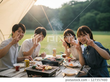 年輕男女在戶外露營玩樂 127357480