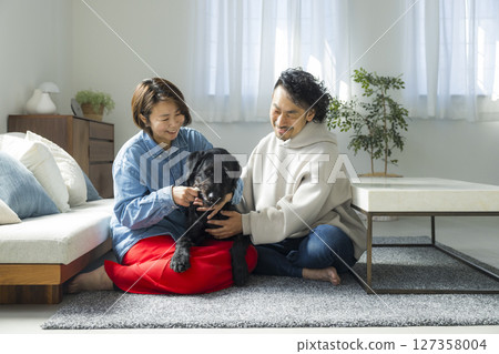 A couple relaxing with their dog 127358004
