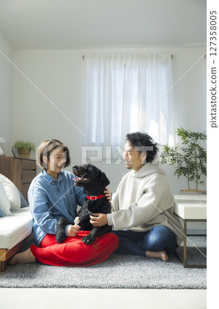 一對夫婦和他們的狗一起放鬆 一對夫婦和他們的狗一起放鬆 127358005