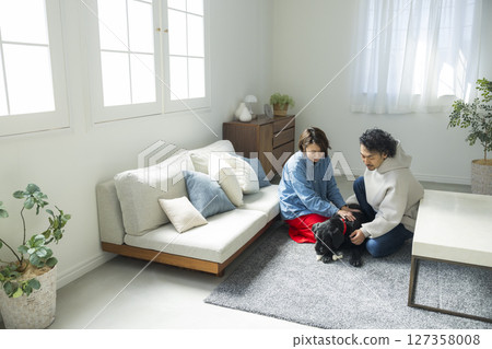 一對夫婦和他們的狗一起放鬆 127358008