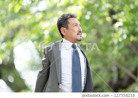 商人肖像新鮮綠色增長 127358218