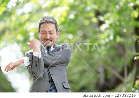 商人肖像新鮮綠色增長 127358219