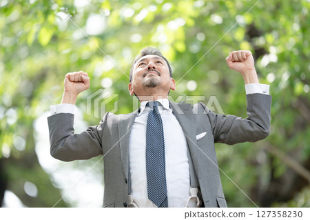 商人肖像新鮮綠色增長 127358230