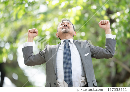 商人肖像新鮮綠色增長 127358231