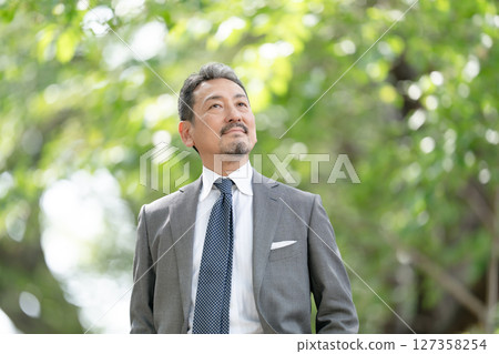 商人肖像新鮮綠色 127358254