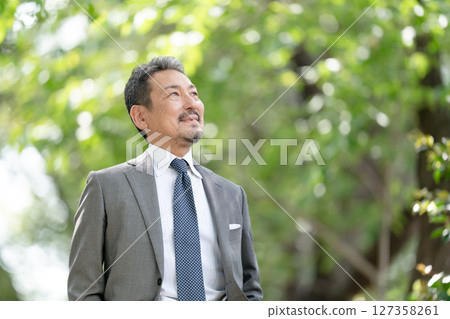 商人肖像新鮮綠色 127358261