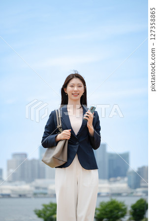 Business woman with smartphone Business woman with smartphone 127358865