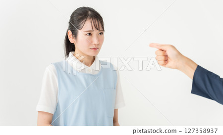 圍裙的年輕女子抱怨 127358937