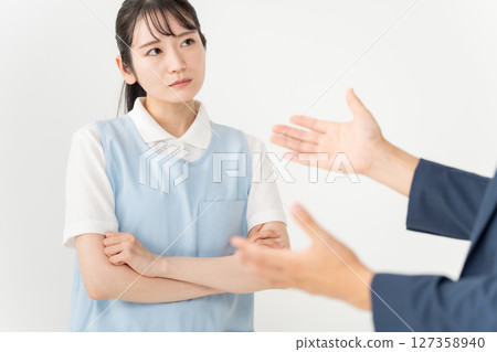 圍裙的年輕女子抱怨 127358940