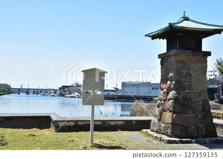 名古屋市熱田區宮之渡公園（七裡渡舊址）的熱田港通宵亮燈及觀光資訊板 127359135