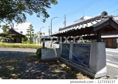 名古屋市熱田區宮之渡公園（七里渡遺址）。設有散步道和旅遊資訊板。 127359137