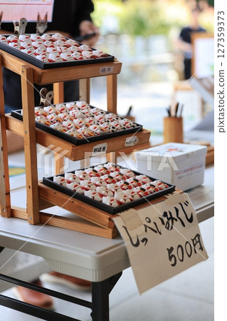 靜岡縣磐田市見附天神社出售的招財貓簽條 127359373