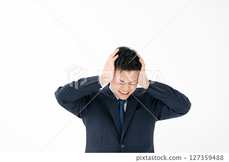 年輕男性企業抱頭 127359488