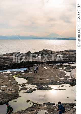 從岩石上可以看到富士山的輪廓,江之島若渕,江之島 從岩石上可以看到富士山的輪廓,江之島若渕,江之島 127359917