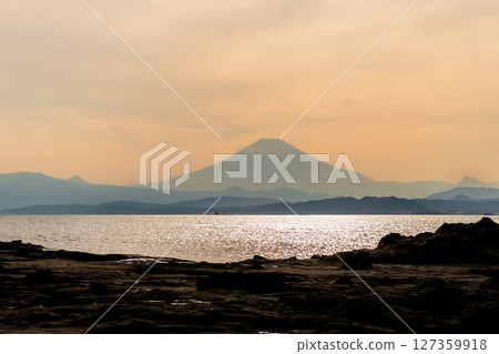 從岩石上可以看到富士山的輪廓，江之島若渕，江之島 127359918