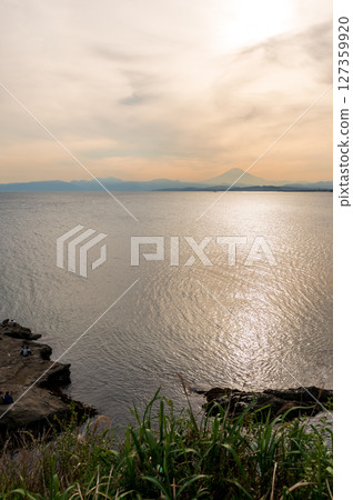 從岩石上可以看到富士山的輪廓，江之島若渕，江之島 127359920