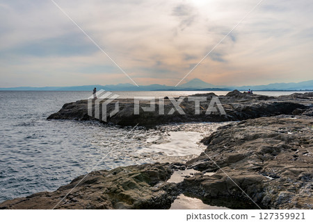 從岩石上可以看到富士山的輪廓，江之島若渕，江之島 127359921