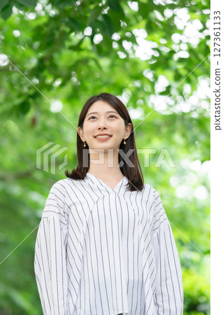 Business woman to relax Business woman to relax 127361133