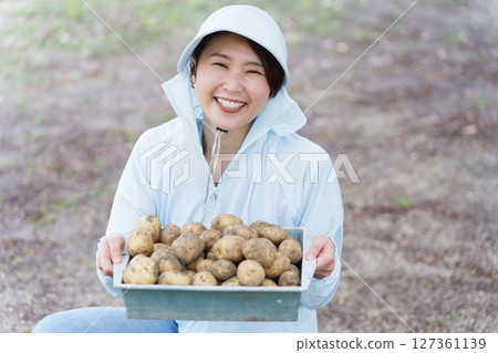 A woman who plays a family garden 127361139