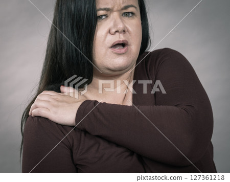 Woman with pain in shoulder 127361218
