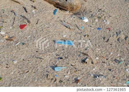 塑料垃圾衝上沙灘 127361985