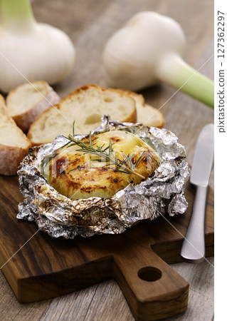 Roasted jumbo garlic 127362297