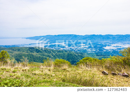 [Niigata Prefecture_Osado Skyline] A large panoramic view of the entire island of Sado, with the mainland in the distance 127362483