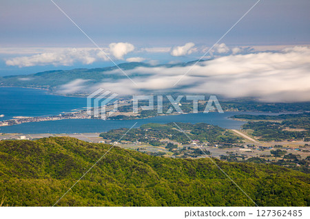 [Niigata Prefecture_Osado Skyline] A large panoramic view of the entire island of Sado, with the mainland in the distance 127362485
