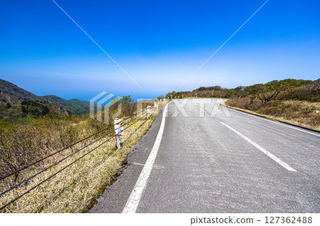 [Niigata Prefecture_Osado Skyline] A large panoramic view of the entire island of Sado, with the mainland in the distance 127362488