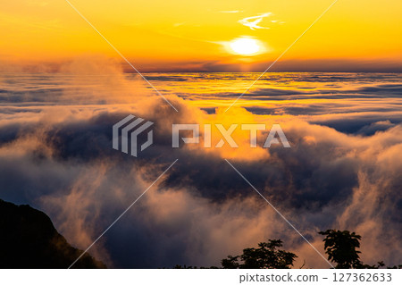 [Niigata Prefecture_Osado Skyline] A large panoramic view of the entire island of Sado, with the mainland in the distance 127362633