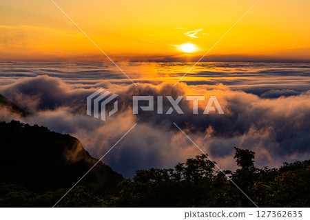 [Niigata Prefecture_Osado Skyline] A large panoramic view of the entire island of Sado, with the mainland in the distance 127362635