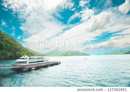 日光中禪寺湖和藍天 日光中禪寺湖和藍天 127362661