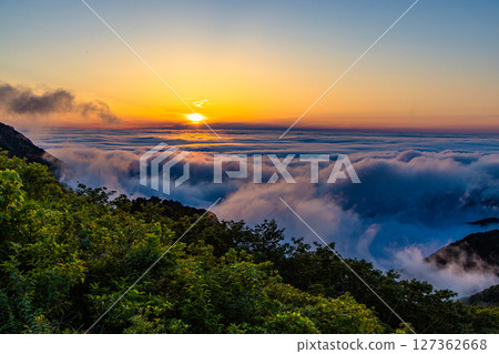 [Niigata Prefecture_Osado Skyline] A large panoramic view of the entire island of Sado, with the mainland in the distance 127362668