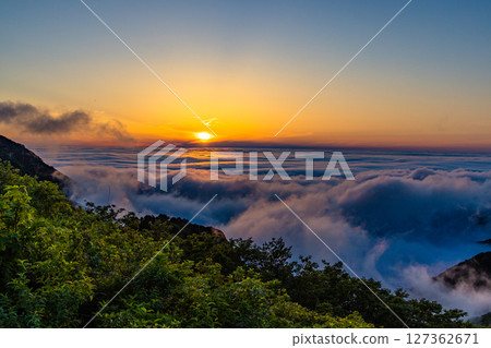 [Niigata Prefecture_Osado Skyline] A large panoramic view of the entire island of Sado, with the mainland in the distance 127362671