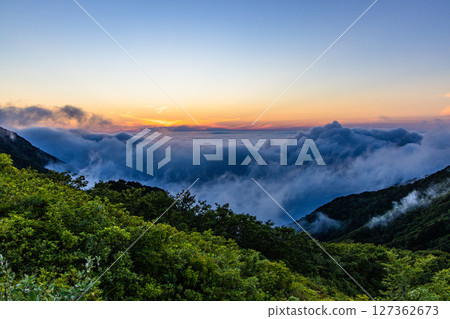 [Niigata Prefecture_Osado Skyline] A large panoramic view of the entire island of Sado, with the mainland in the distance 127362673